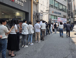 “대기만 2시간”…점심시간에도 이어진 사전투표 열기