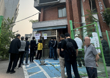 사전투표 첫날 '오픈런'에 '점심 포기'…인증샷도 눈길(종합)