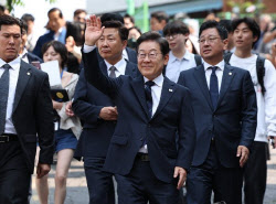 투표소서 이재명에 “카리나 파이팅!” 외친 남성, 훈방 조치