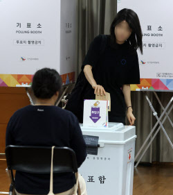[포토]관외 투표하는 유권자들                                                                                                                                                                            