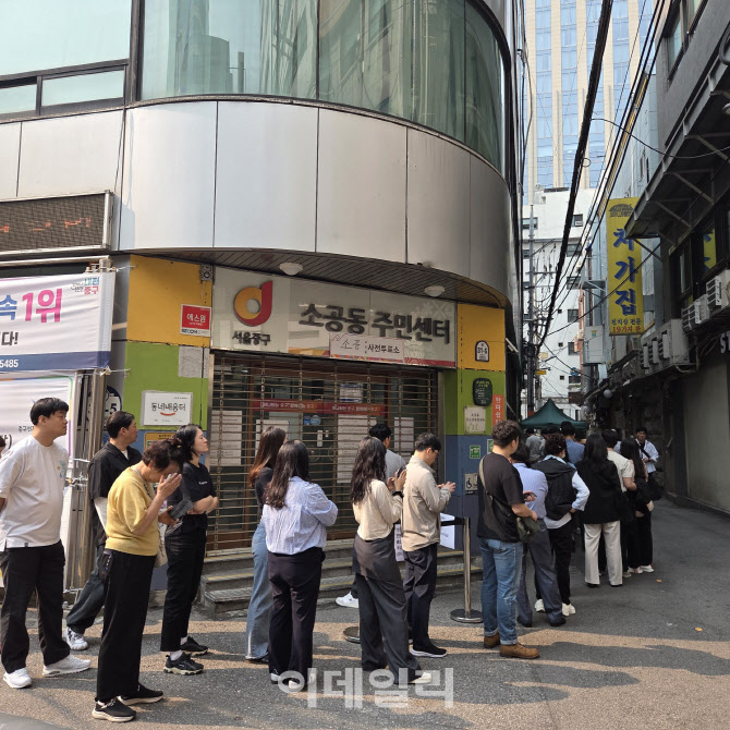 “오늘도 줄이 엄청나네요”…사전투표 막바지, 투표소 `북적북적`