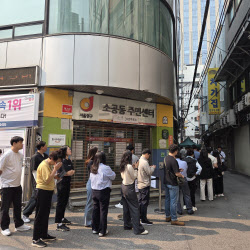“오늘도 줄이 엄청나네요”…사전투표 막바지, 투표소 `북적북적`