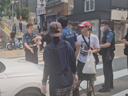 사전투표소 몰려든 보수 유튜버들…전국 곳곳서 `몸살`