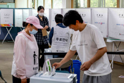 '평일' 사전투표에도 투표율 高…전문가 “최종 투표율 77% 예상”