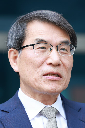 사전투표 부실 관리에 고개 숙인 선관위원장 