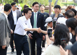 [포토]'동탄 시민들 만난 이준석'                                                                                                                                                               