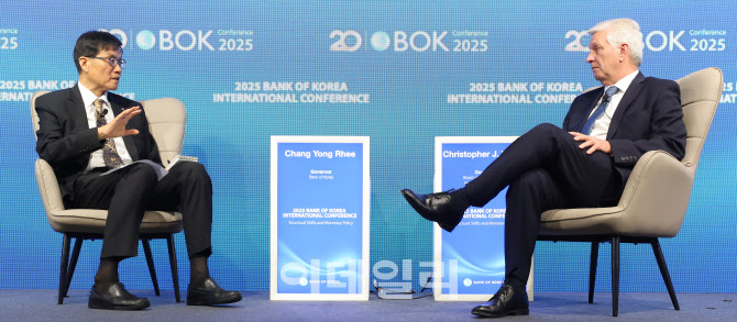 크리스토퍼 월러 美 연방준비제도 이사와 대담하는 이창용 한은 총재                                                                                                                                  