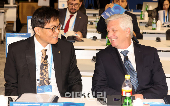 이야기 나누는 이창용 총재-크리스토퍼 월러 미국 연방준비제도 이사                                                                                                                                  