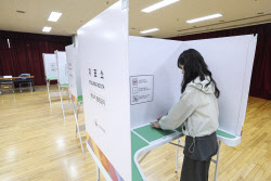 [포토]투표소 설치 작업                                                                                                                                                                                  