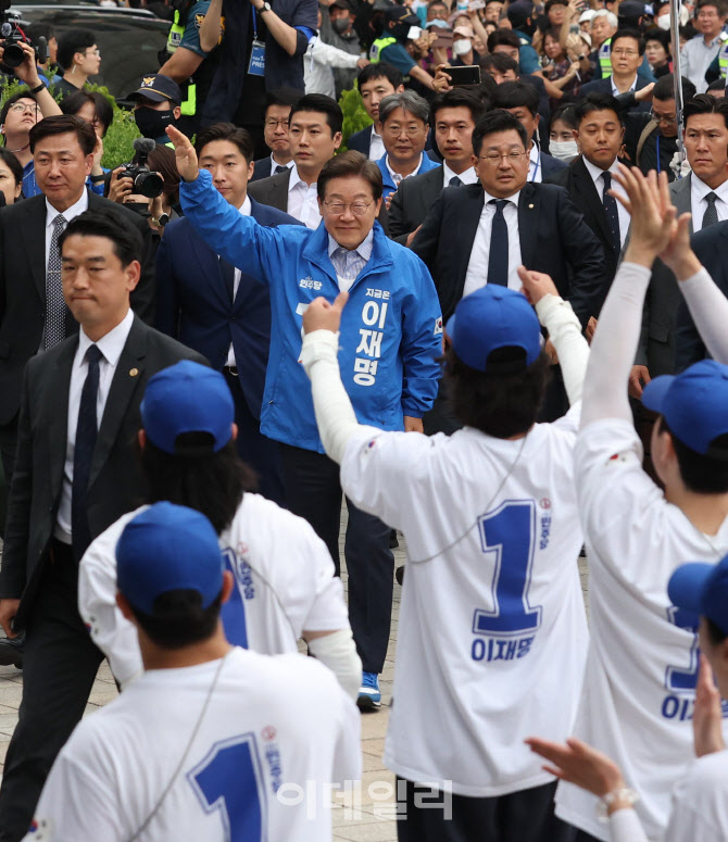 '야탑역 광장 도착한 이재명'                                                                                                                                                             