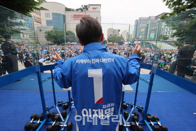 '야탑역 광장에서 지지 호소하는 이재명'                                                                                                                                                  