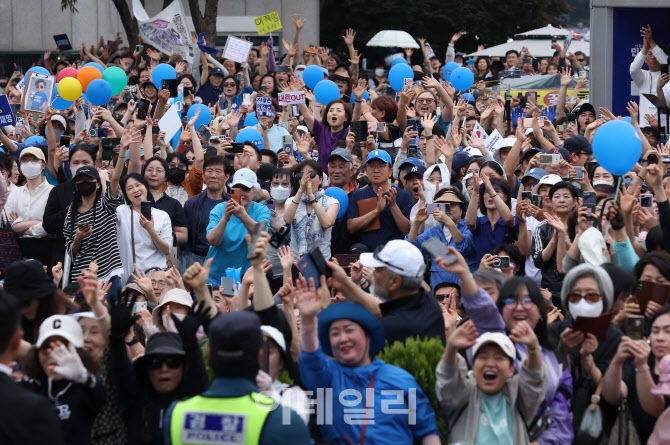 '이재명 후보에 지지 보내는 성남 시민들'                                                                                                                                                 