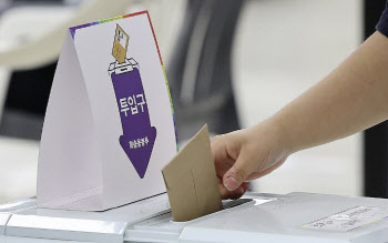 사전투표소서 노인 손목 끌며 투표 강요한 60대 여성, 경찰 입건