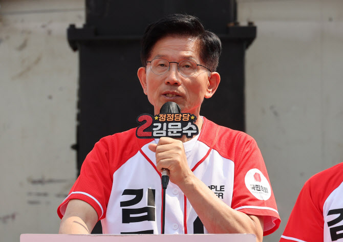 김문수, 이준석 징계안 발의 “이재명, 자기눈 대들보 못봐”