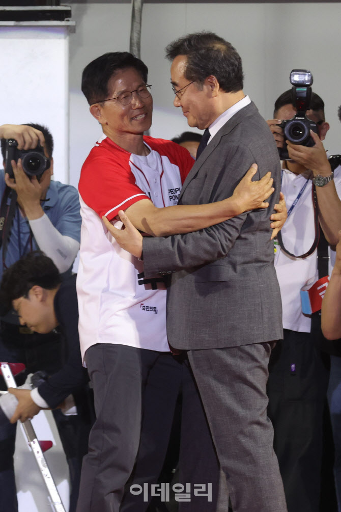 포옹하는 김문수 대선 후보-이낙연 전 국무총리                                                                                                                                                      