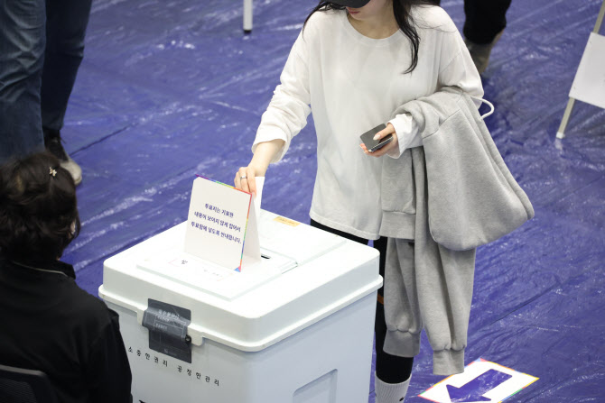 21대 대선 오전 7시 투표율 2.4%…20대 대선 比 0.3%p↑