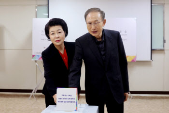 이명박, 김윤옥 여사와 투표…“노동자 어려움 아는 김문수”