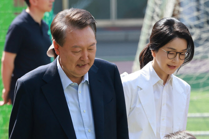 윤석열 전 대통령 부부, 서초구 사저 인근서 투표