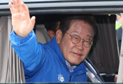 이재명 “트럼프 가랑이 밑도 길 수 있지만…나도 만만치 않아”