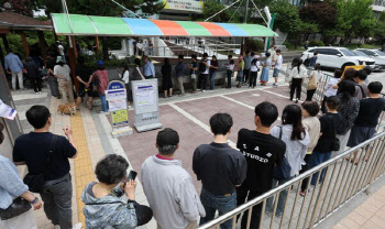 ‘사전 투표’ 포함 오후 1시 투표율 62.1%…2700만명 이상