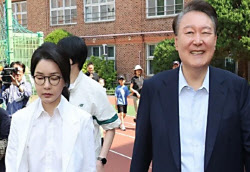 尹부부 동반 투표…쏟아진 질문에 윤석열 ‘미소’ 김건희 ‘침묵’