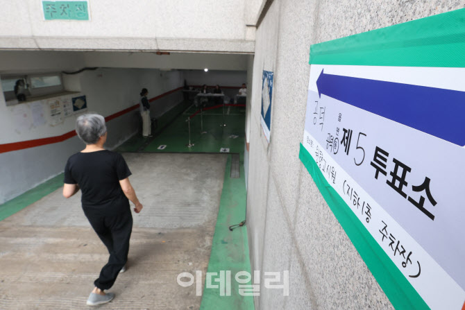 투표를 위해 주차장으로 향하는 시민                                                                                                                                                                