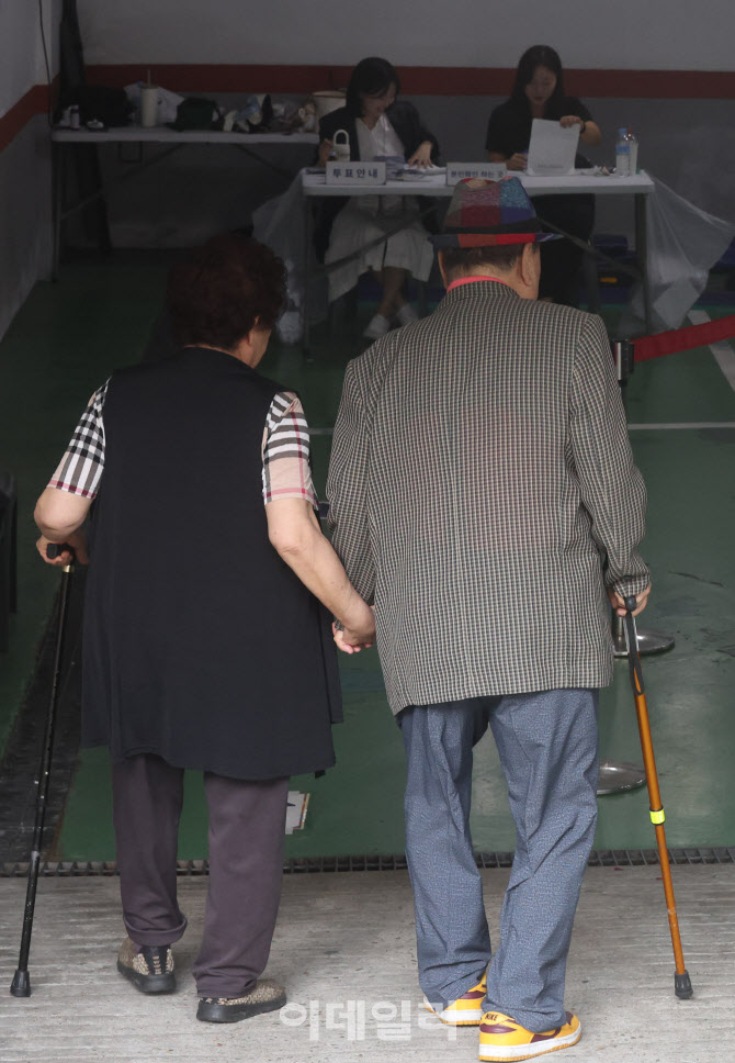 몸 불편해도 손 잡고 투표                                                                                                                                                                          