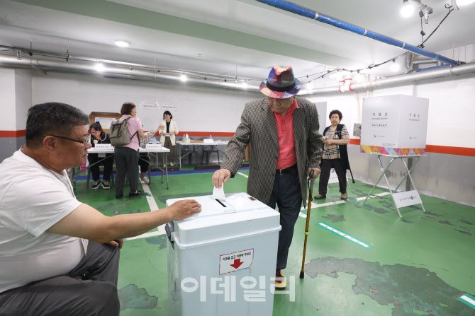 불편한 몸 이끌고 투표                                                                                                                                                                             