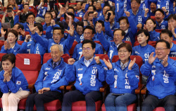 [포토]민주당 환호, '방송3사 출구조사...이재명 51.7%'                                                                                                                                          