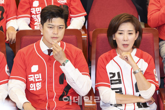 방송3사 출구 조사결과에 표정 굳은 김용태-나경원                                                                                                                                                   