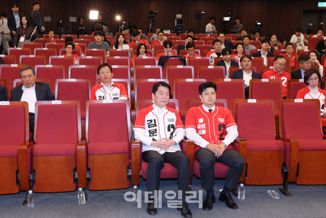 선거상황실에 남은 김용태-안철수                                                                                                                                                                   