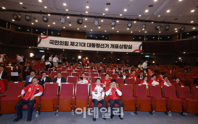 선거상황실에 남은 이정현-안철수-김용태                                                                                                                                                            