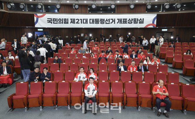 지도부 대부분 떠나고 선거상황실에 남은 안철수-황우여                                                                                                                                              