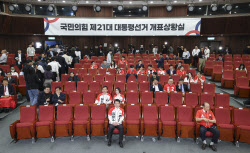 [포토]지도부 대부분 떠나고 선거상황실에 남은 안철수-황우여                                                                                                                                              