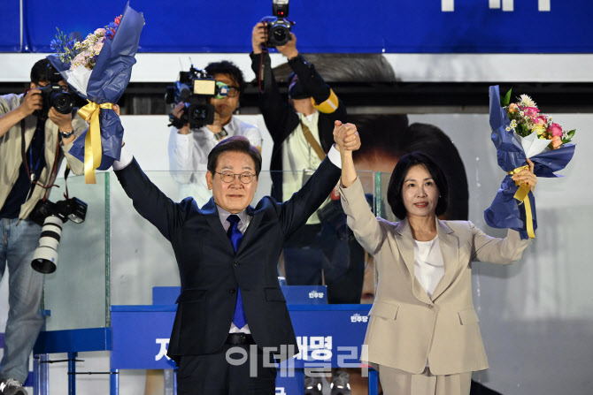 제21대 대통령 당선 확실, '꽃다발 든 이재명-김혜경'                                                                                                                                      