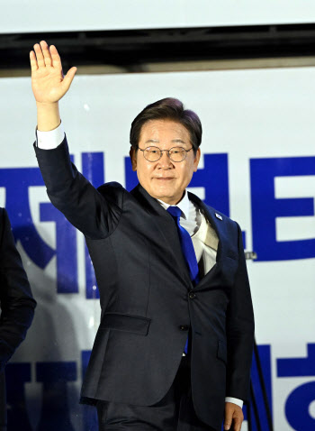 '당선 확실' 이재명, 수락연설…