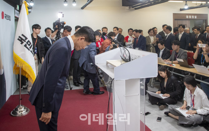 인사하는 김문수 국민의힘 대선후보                                                                                                                                                                 