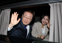 [포토] 손 인사하는 이재명 대통령 내외                                                                                                                                                                   