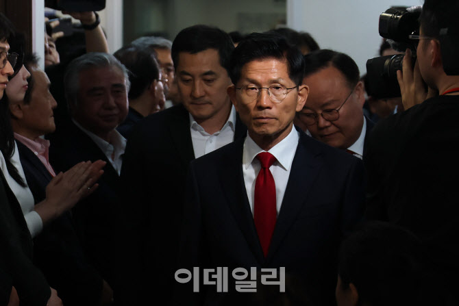 승복 기자회견하기 위해 당사 들어서는 김문수 국민의힘 대선 후보                                                                                                                                    