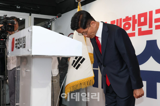 승복 기자회견하기 앞서 인사하는 김문수 국민의힘 대선 후보                                                                                                                                         