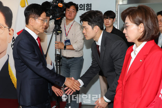 김용태 비대위원장과 인사하는 김문수 국민의힘 대선 후보                                                                                                                                            