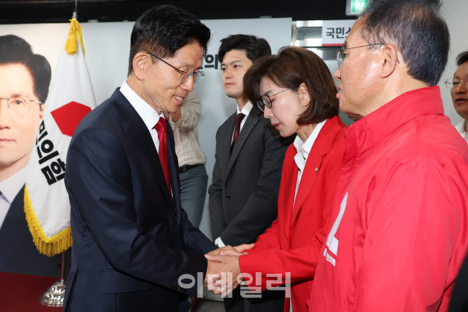 나경원 위원과 인사하는 김문수 국민의힘 대선 후보                                                                                                                                                  