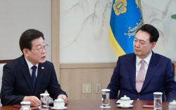 정국 '강대강 대치' 속 尹계엄…李에 대권 날개 달아줬다