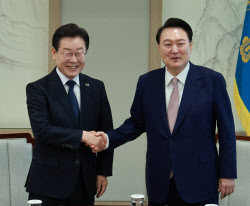 두 동강 난 대한민국…협치 회복이 정치개혁 1순위