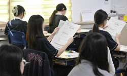 [포토]대학수학능력시험 6월 모의고사 시험지 바라보는 학생들                                                                                                                                              