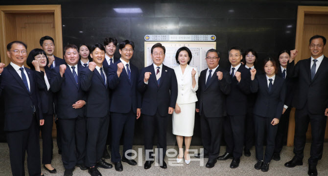 국회 방호과 직원들과 기념촬영하는 이재명 대통령 내외                                                                                                                                              