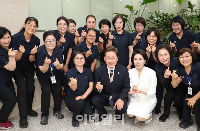 국회 청소 노동자들과 기념촬영하는 이재명 대통령                                                                                                                                                   