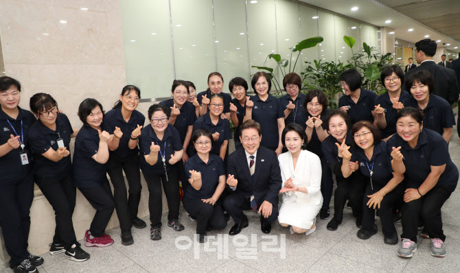 이재명 대통령, 국회 청소 노동자들과 기념촬영                                                                                                                                                      