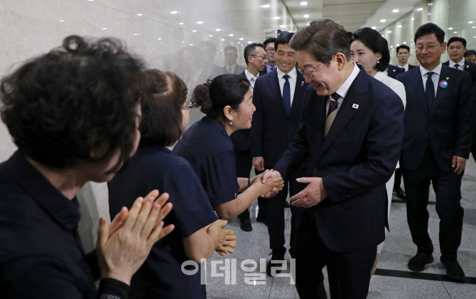 청소 노동자들과 인사 나누는 이재명 대통령                                                                                                                                                         