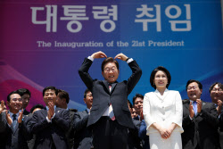[포토]시민들에게 하트 보내는 이재명 대통령                                                                                                                                                              